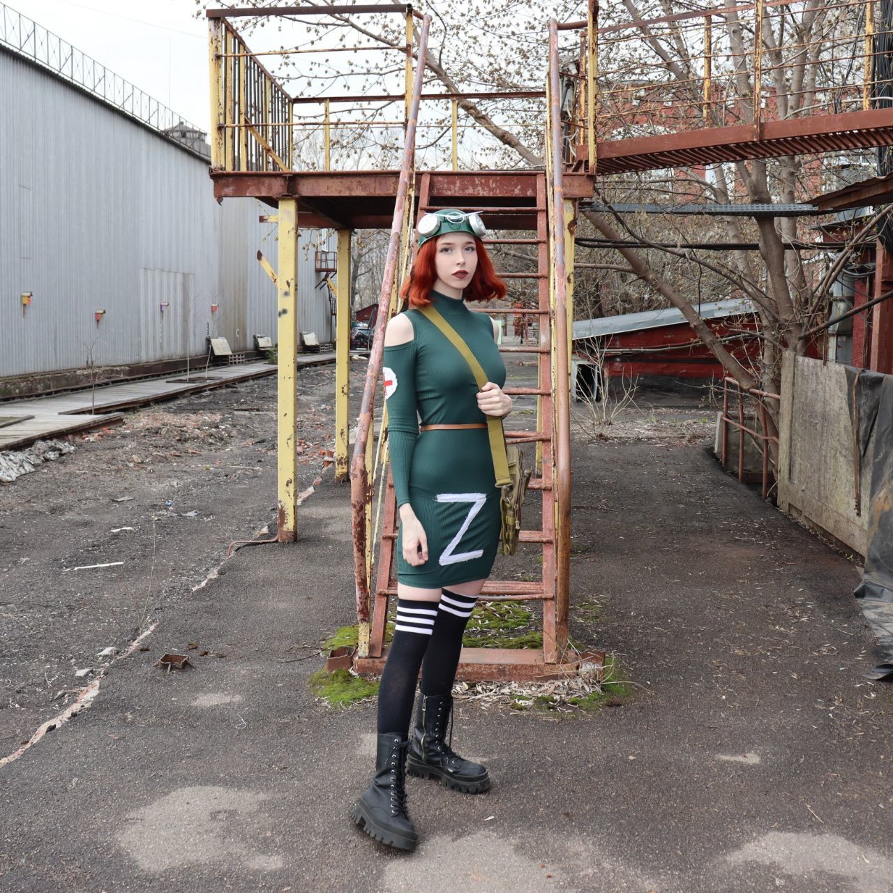 Смешная "Чувыдла" в косплей военной форме с символикой "Z". Смешная "Чувыдла" в косплей военной форме с символикой "Z".
