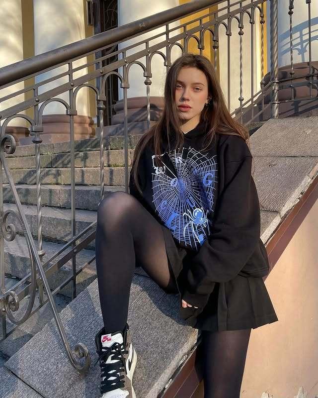 Откровенное фото Настя Крук в юбке и чёрных чулках.