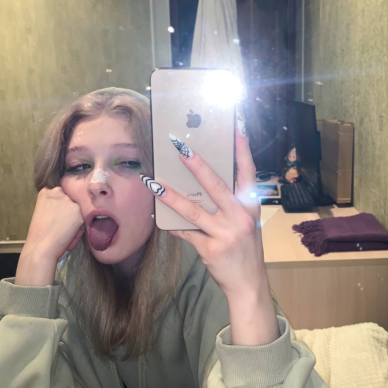 Смешной селфи от Юли с высунутым языком. Смешной селфи от Юли с высунутым языком.