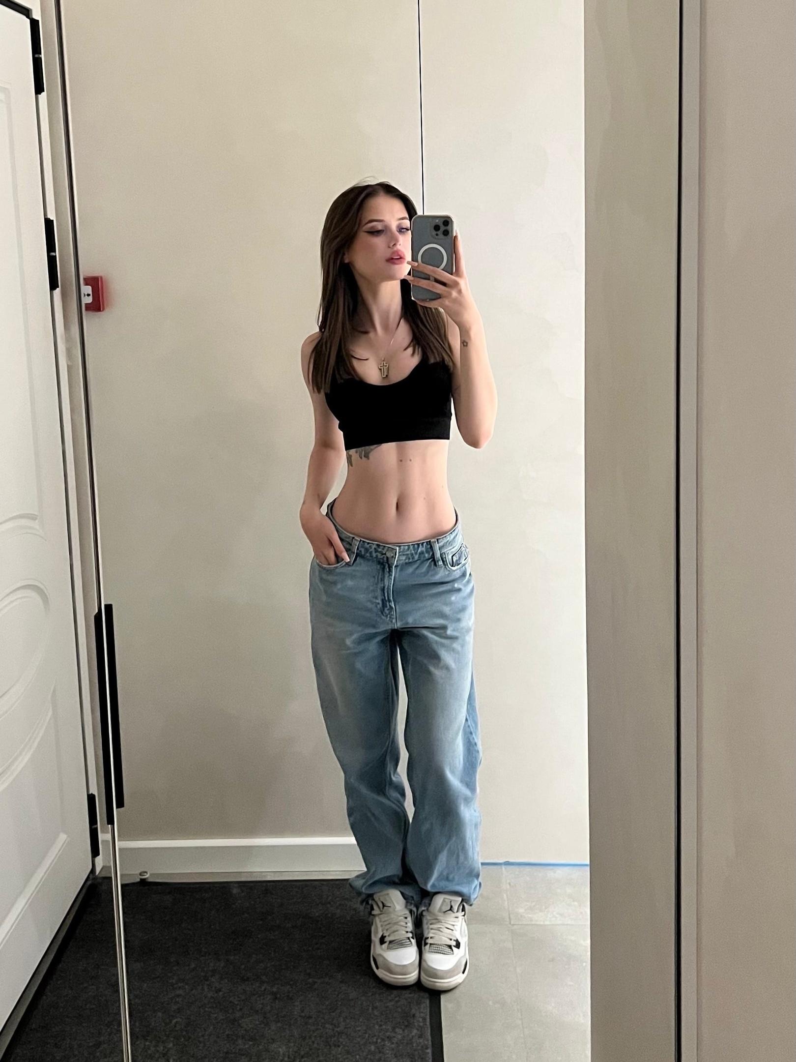 В дополнение к своей деятельности в социальных медиа, Диана также является музыкальным исполнителем и актрисой. В дополнение к своей деятельности в социальных медиа, Диана также является музыкальным исполнителем и актрисой.