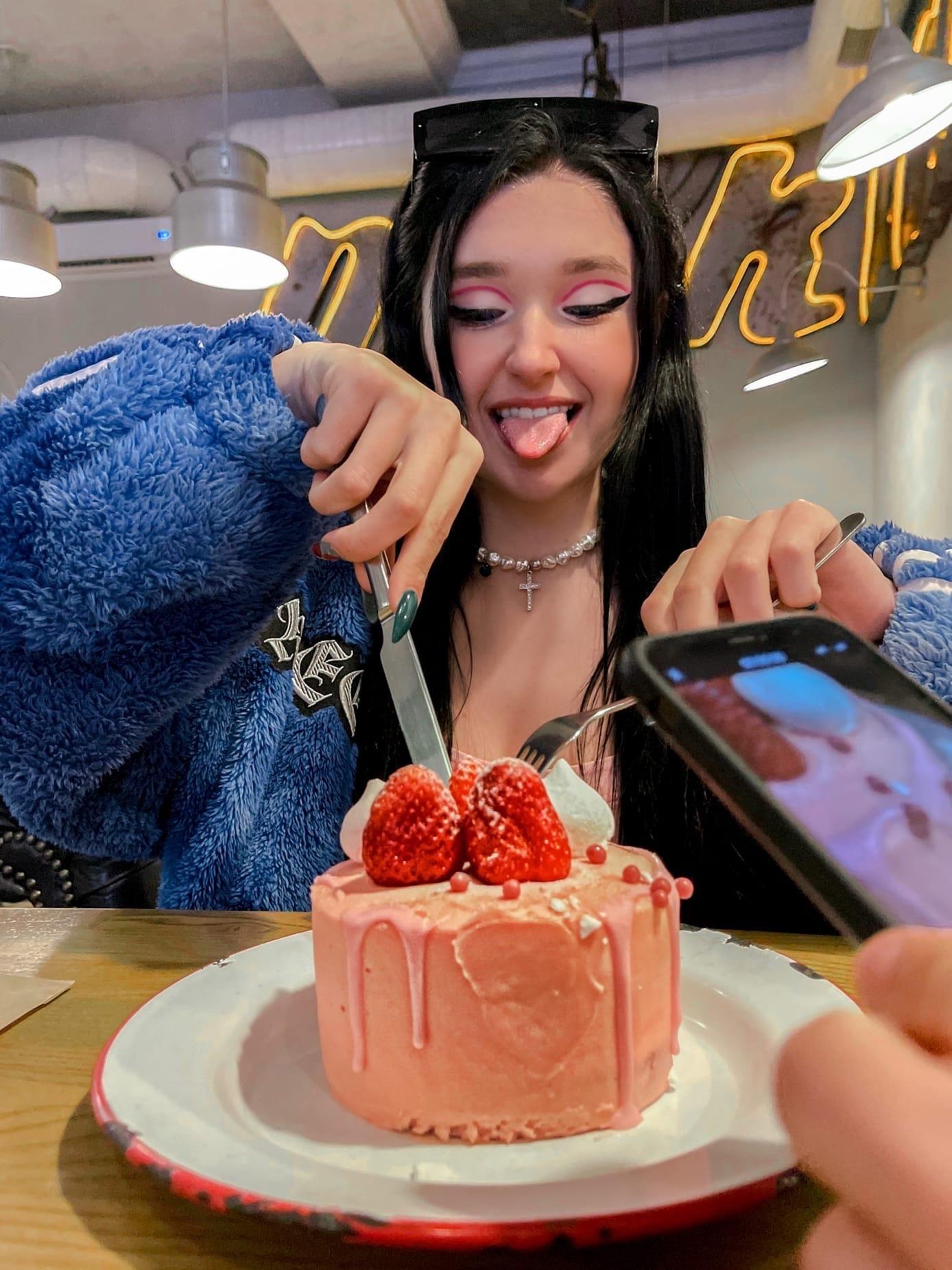 Смешной кадр Фещенко с высунутым языком перед поеданием торта. Смешной кадр Фещенко с высунутым языком перед поеданием торта.