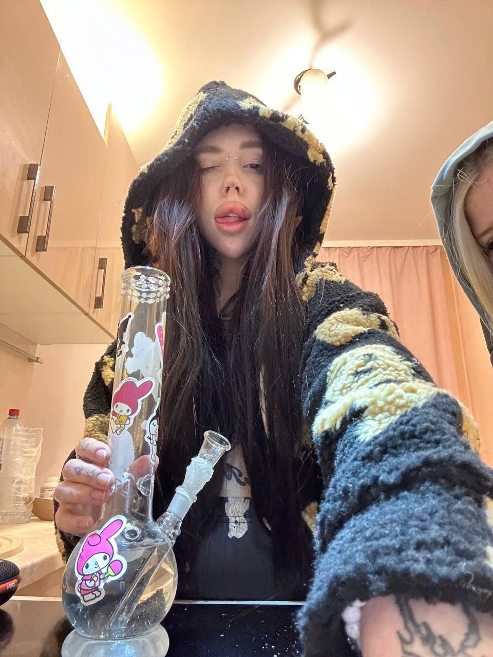 Блогерша очень любит кальяны. Блогерша очень любит кальяны.