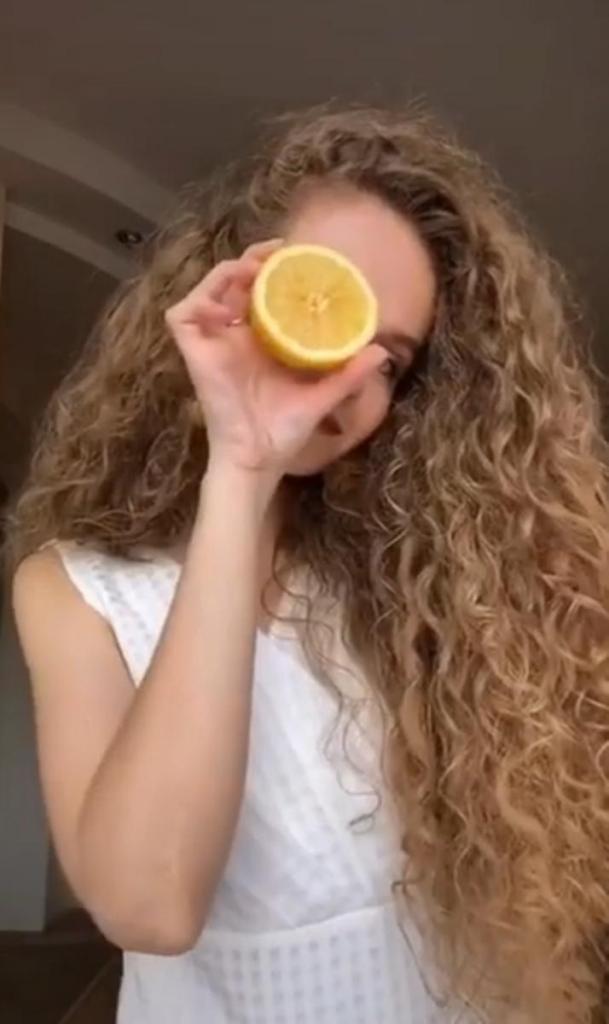 Креативное фото с лимоном.