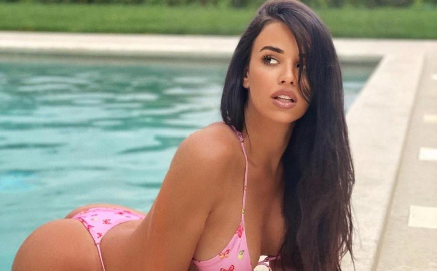 Самая узнаваемая фанатка сборной Хорватии и секс-символ чемпионата мира по Футболу. Самая узнаваемая фанатка сборной Хорватии и секс-символ чемпионата мира по Футболу.