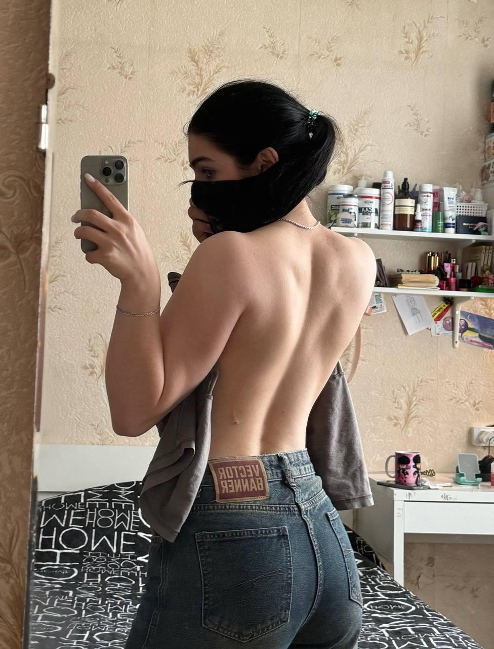 Необычное селфи с голой спиной.