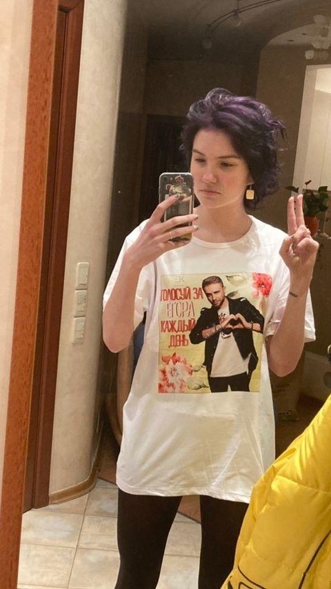 А на этом селфи она в майке с Егором Кридом. А на этом селфи она в майке с Егором Кридом.