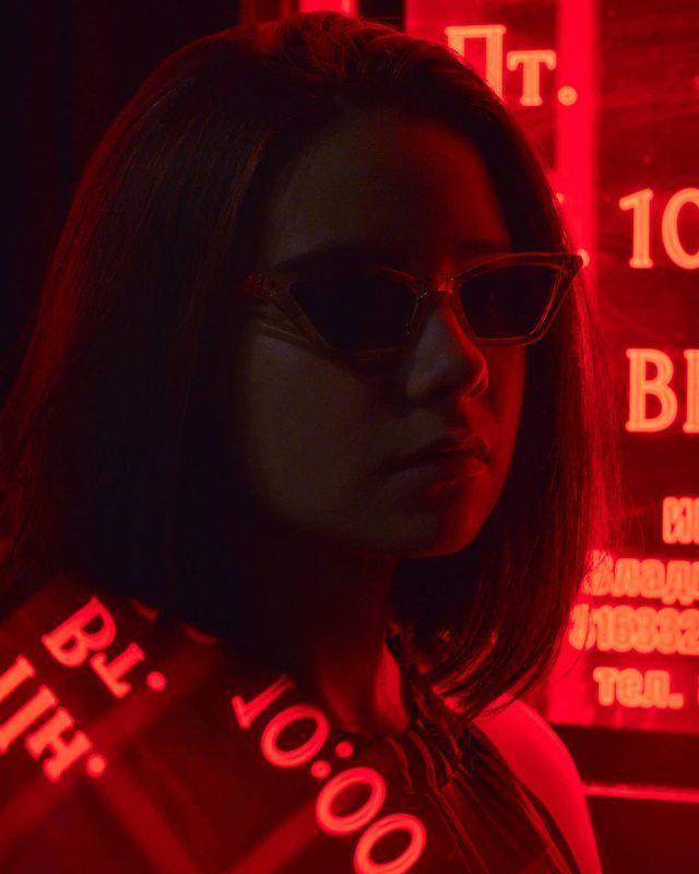 Необычный кадр в красном цвете и чёрных очках в геймерском стиле.