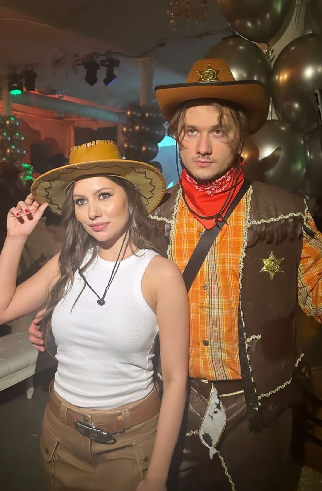 Смешное фотка парочки Exile и MiniKarolina в ковбойских костюмах и шляпах. Смешное фотка парочки Exile и MiniKarolina в ковбойских костюмах и шляпах.