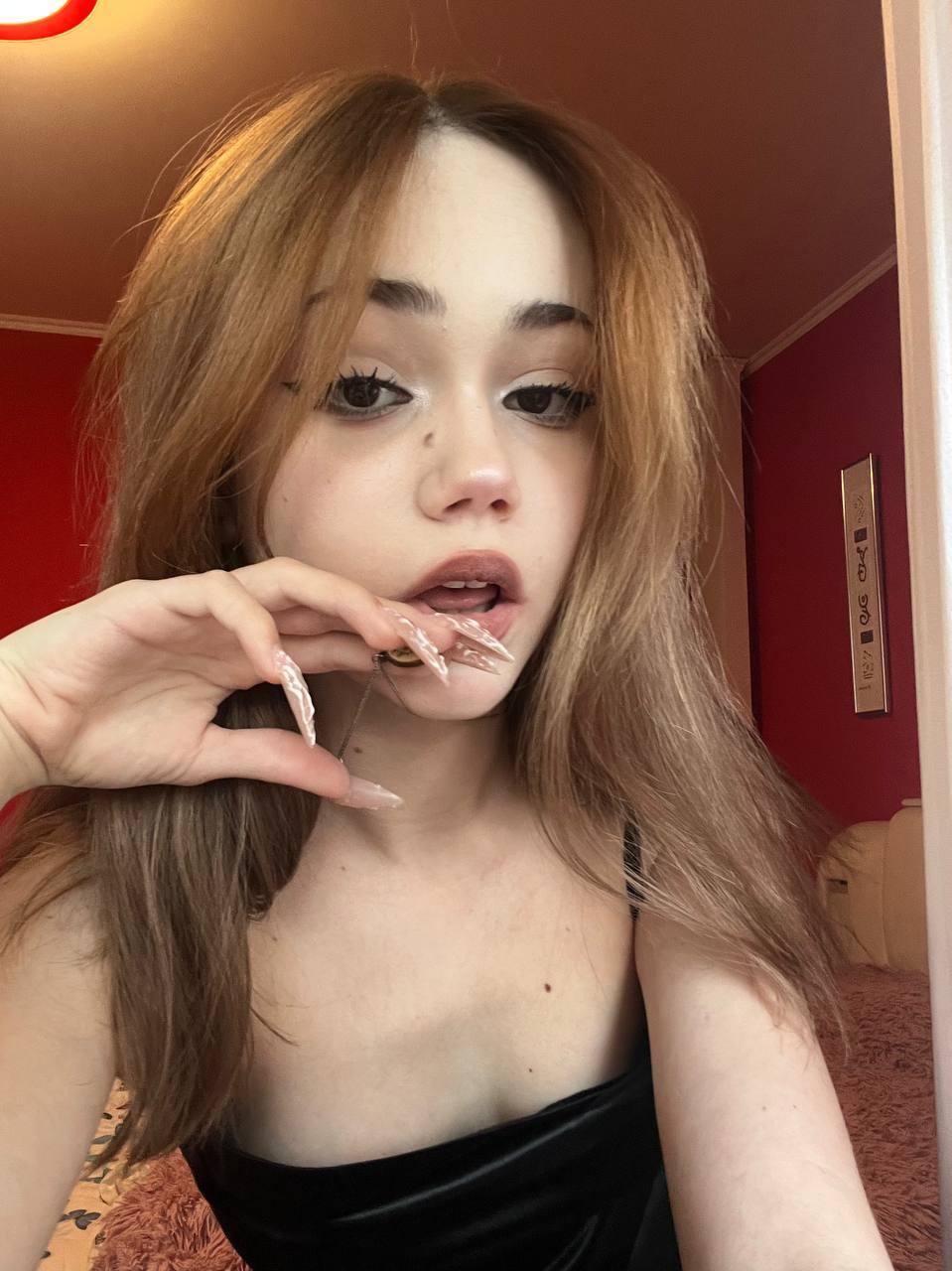 Горячая фотография из телеграмма с откровенным декольте. Горячая фотография из телеграмма с откровенным декольте.