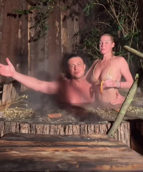 Откровенные снимки Волочковой и Шаляпина из бани в полуголом виде.