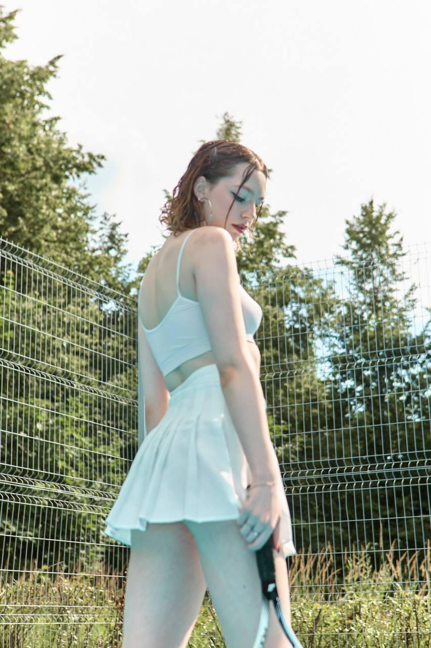 Блогерша pupka anupka с теннисной ракеткой и в мини юбке.