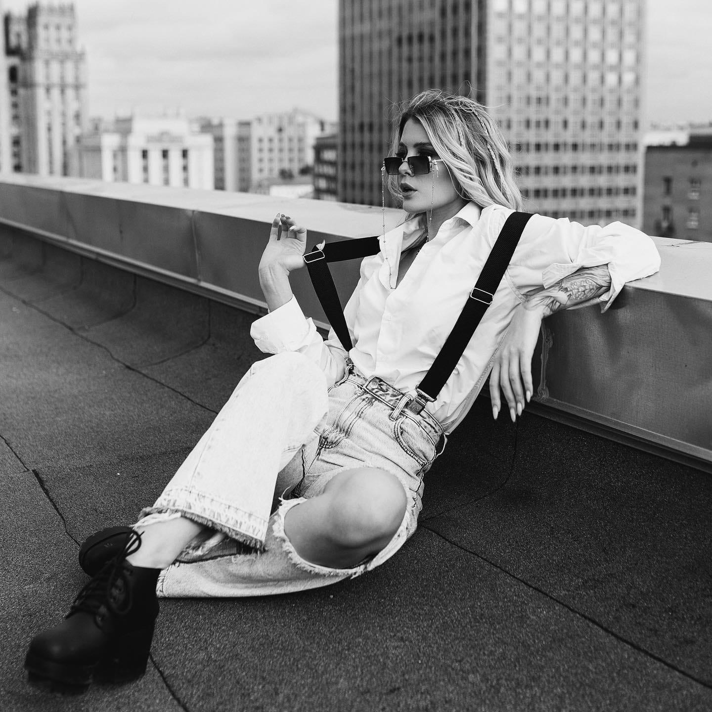 Чёрно белые снимки на крыше.