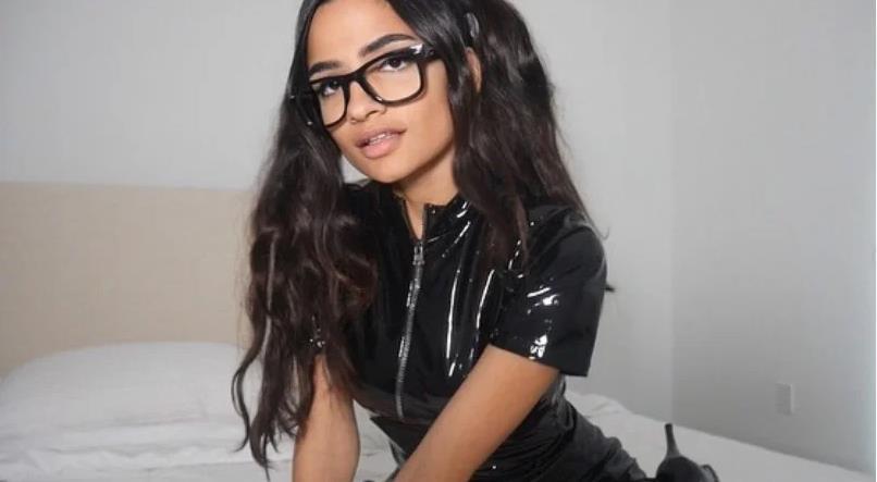 Соблазнительная фотография с Халиди в чёрном латексном костюме. Соблазнительная фотография с Халиди в чёрном латексном костюме.