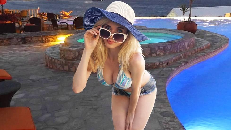 Amouranth в бассейне на банане, Amouranth +18 сливы. Amouranth в бассейне на банане, Amouranth +18 сливы.