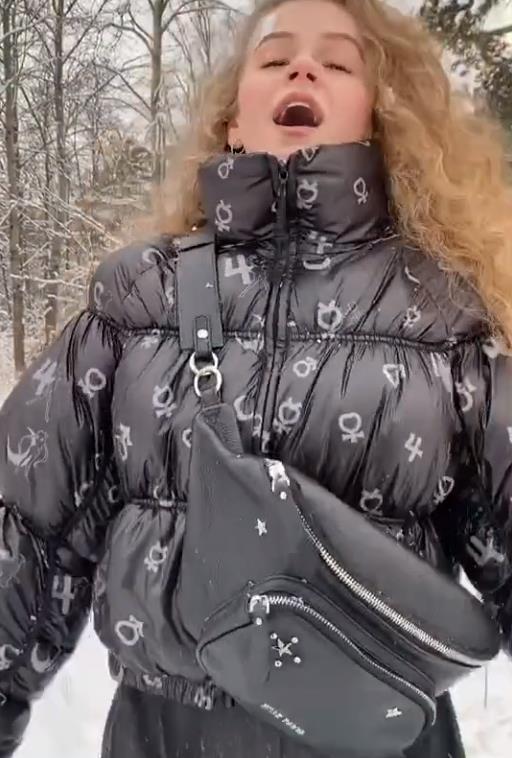 Кудрявая в зимнем лесу.