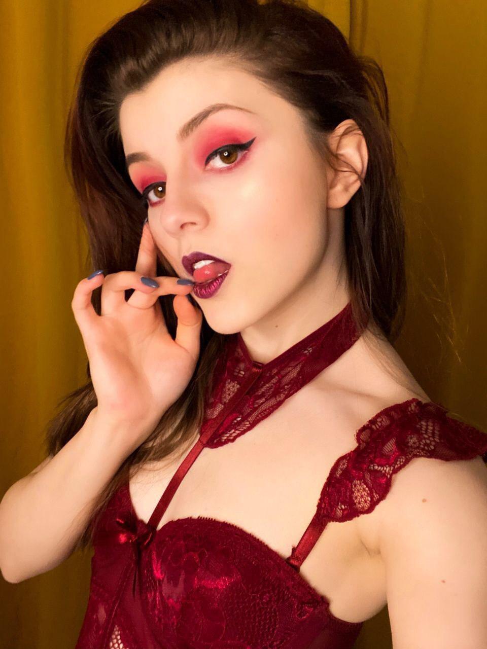 Так продолжалось вплоть до 2018 года, пока она не посмотрела первый стрим со своим парнем на Твиче. Так продолжалось вплоть до 2018 года, пока она не посмотрела первый стрим со своим парнем на Твиче.