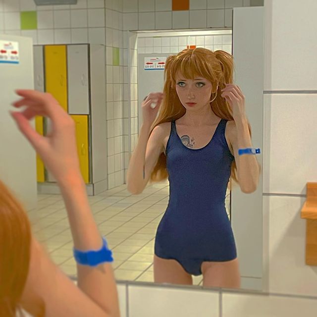 Селфи рыжей "Конохи" у зеркала в синем нижнем белье.