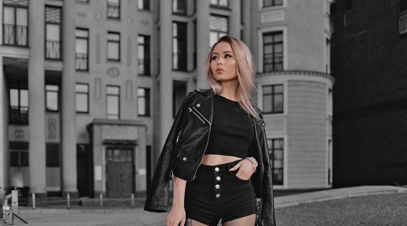 Многие сюжеты сняты на фоне машин либо внутри авто.