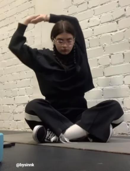 Фото бусинки в очках и спортивном костюме.