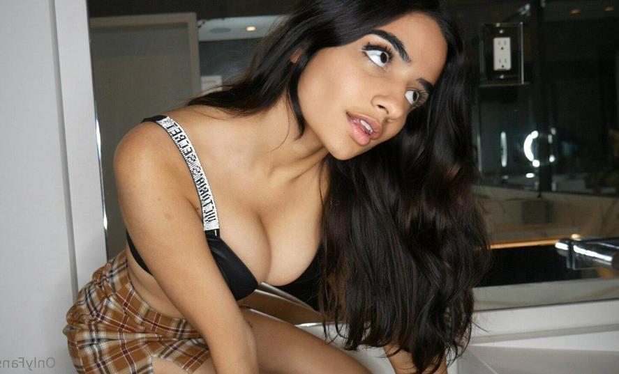 Красивые фотки брюнетки из онлифанс Farha Khalidi в чёрном лифчике. Красивые фотки брюнетки из онлифанс Farha Khalidi в чёрном лифчике.