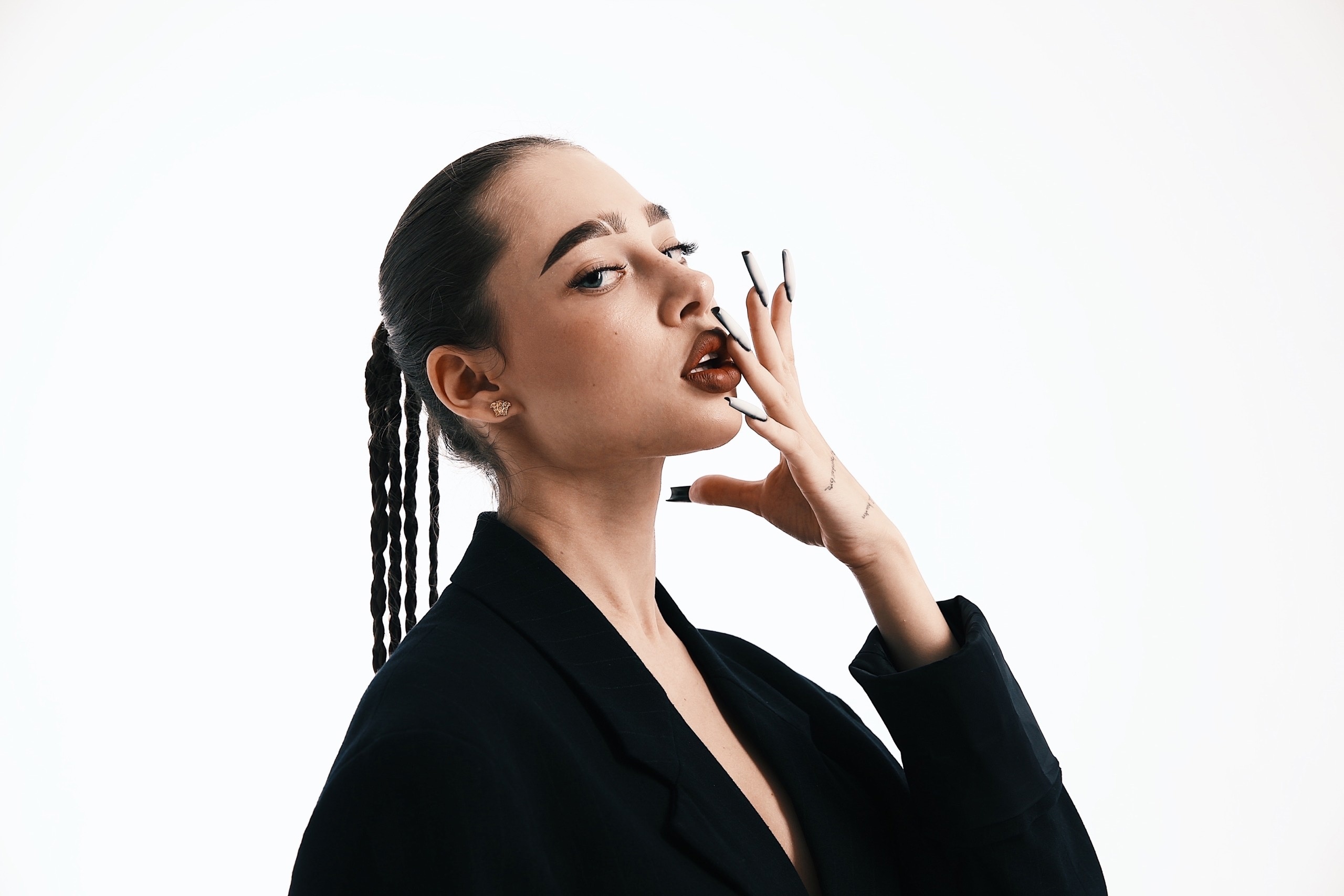 Ещё одна постановочная фотка от Тати с ярко накрашенными губами на белом фоне, для обложки к песни.