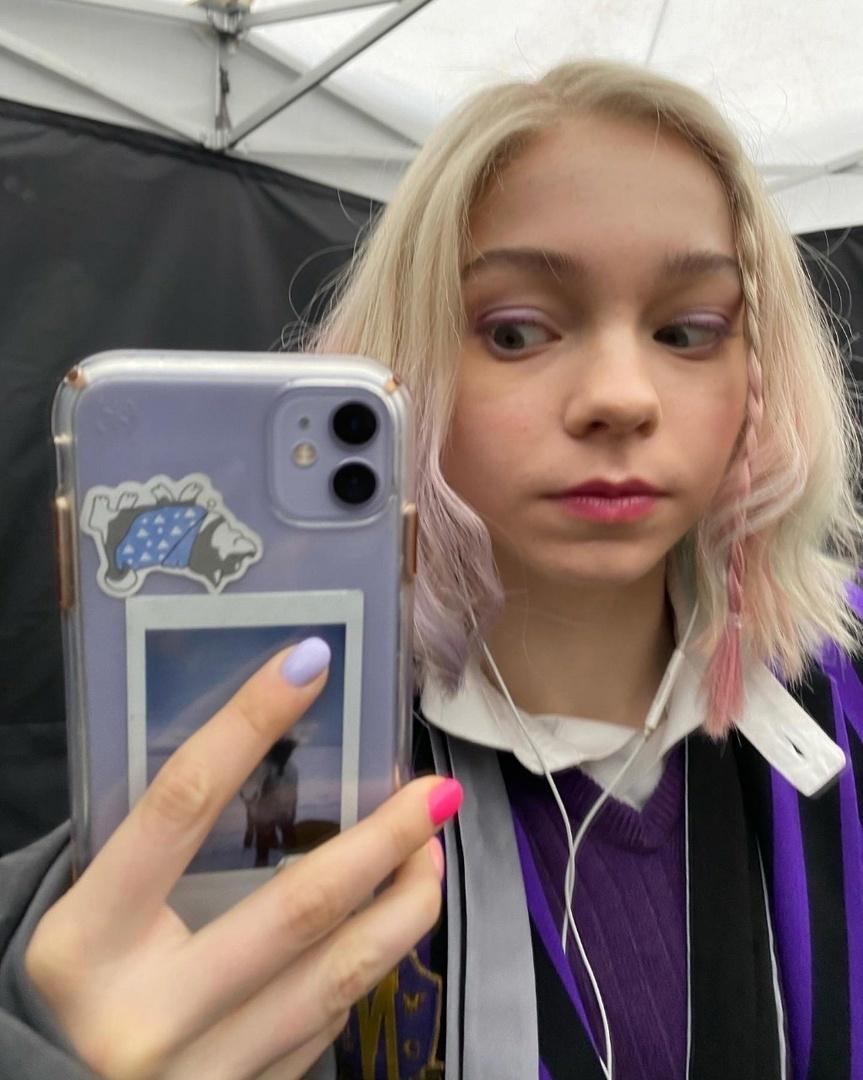 Эмма и каст сериала "Уэнсдей" в шикарной промо-фотосессии.