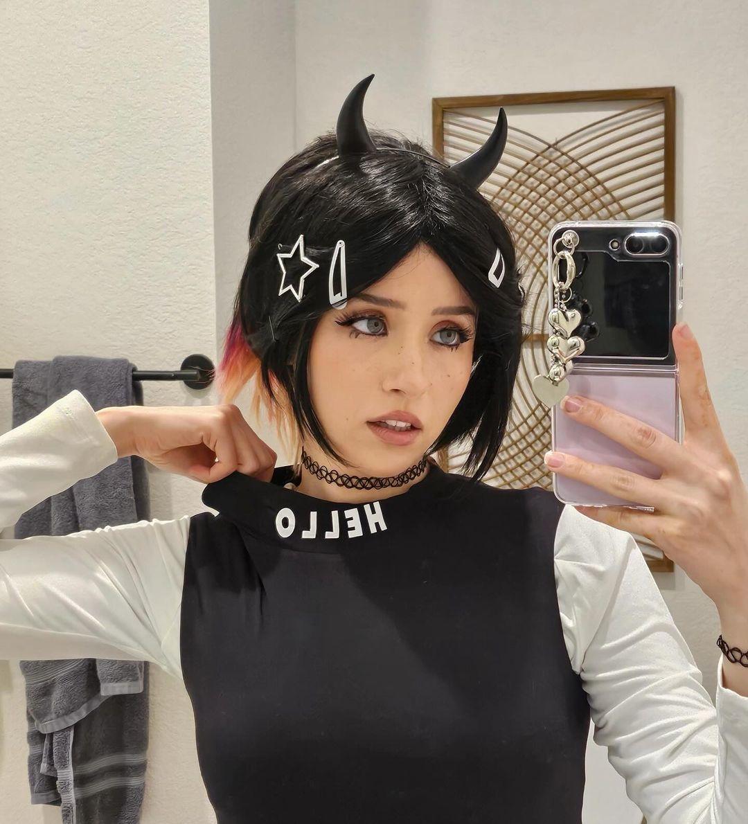 Немного косплея от pokimane с ободков в виде дьявольских рожек. Немного косплея от pokimane с ободков в виде дьявольских рожек.