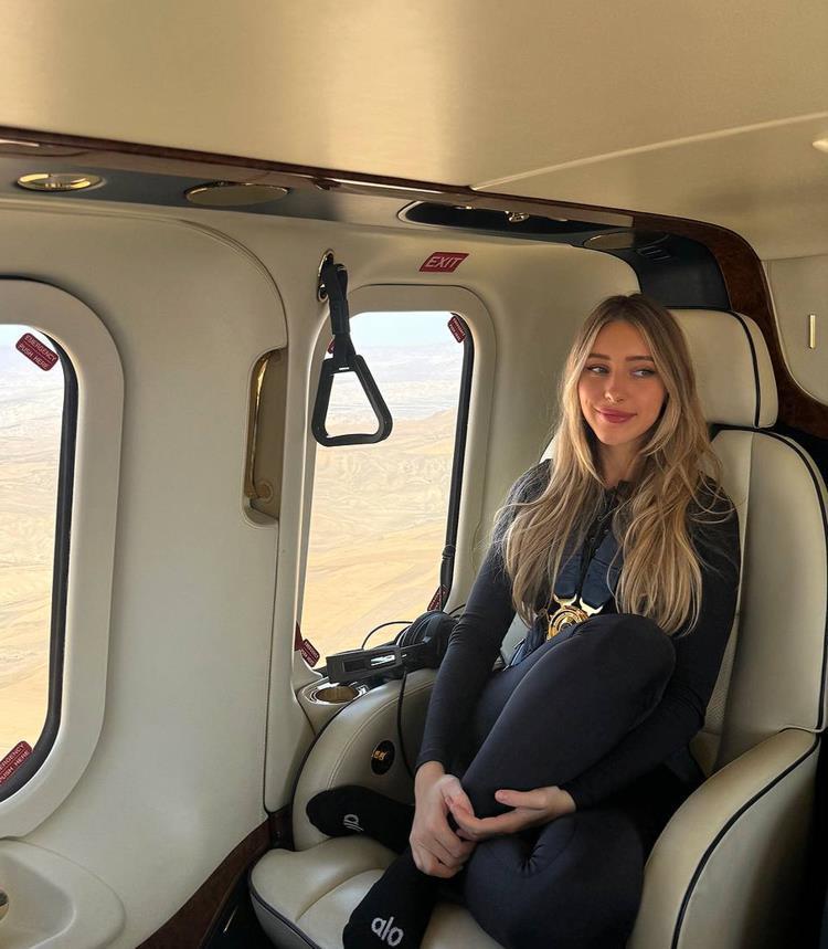 Ещё один кадр в обтягивающем костюме в самолёте.