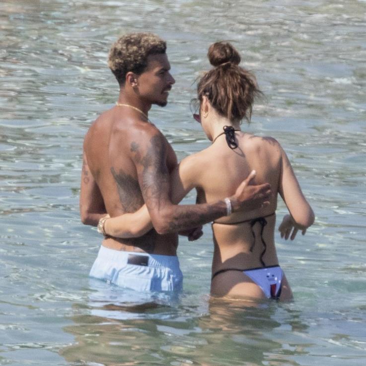 Похоже что тут Руби поперхнулась и Деле как настоящий джентльмен хлопает её по спине. Деле Алли и его девушки (46 фото слитых в сеть с Руби Мэй, Марией Гвардиолой и Синди Кимберли)