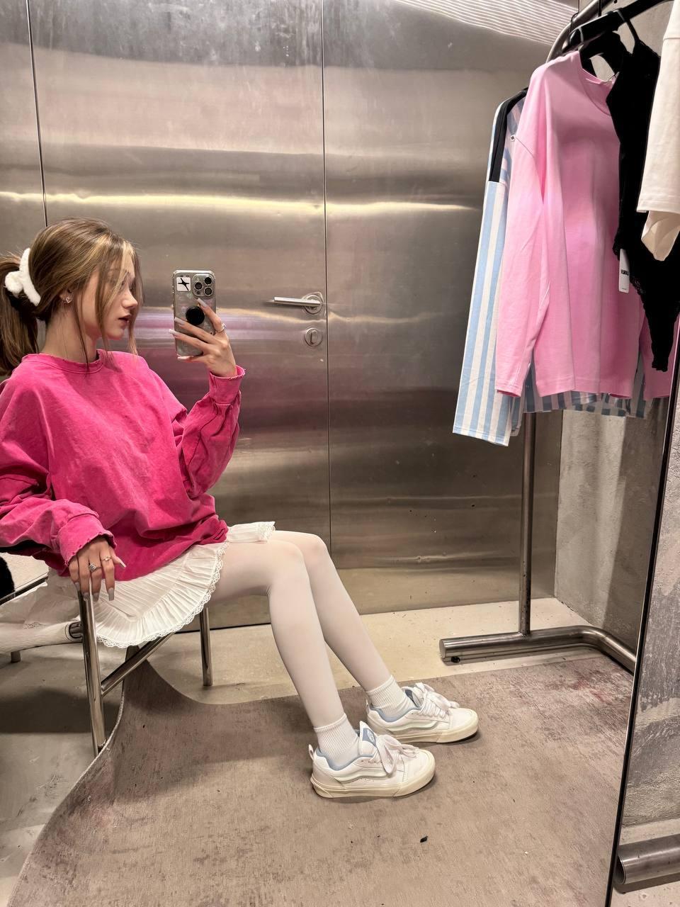 Свежие селфи от Антотки в примерочной в юбке и белых чулках, попавшее в сеть. Свежие селфи от Антотки в примерочной в юбке и белых чулках, попавшее в сеть.