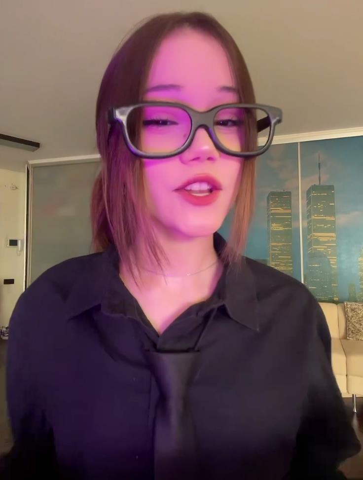 Фото Ангелине в очках и чёрной рубашке. Фото Ангелине в очках и чёрной рубашке.