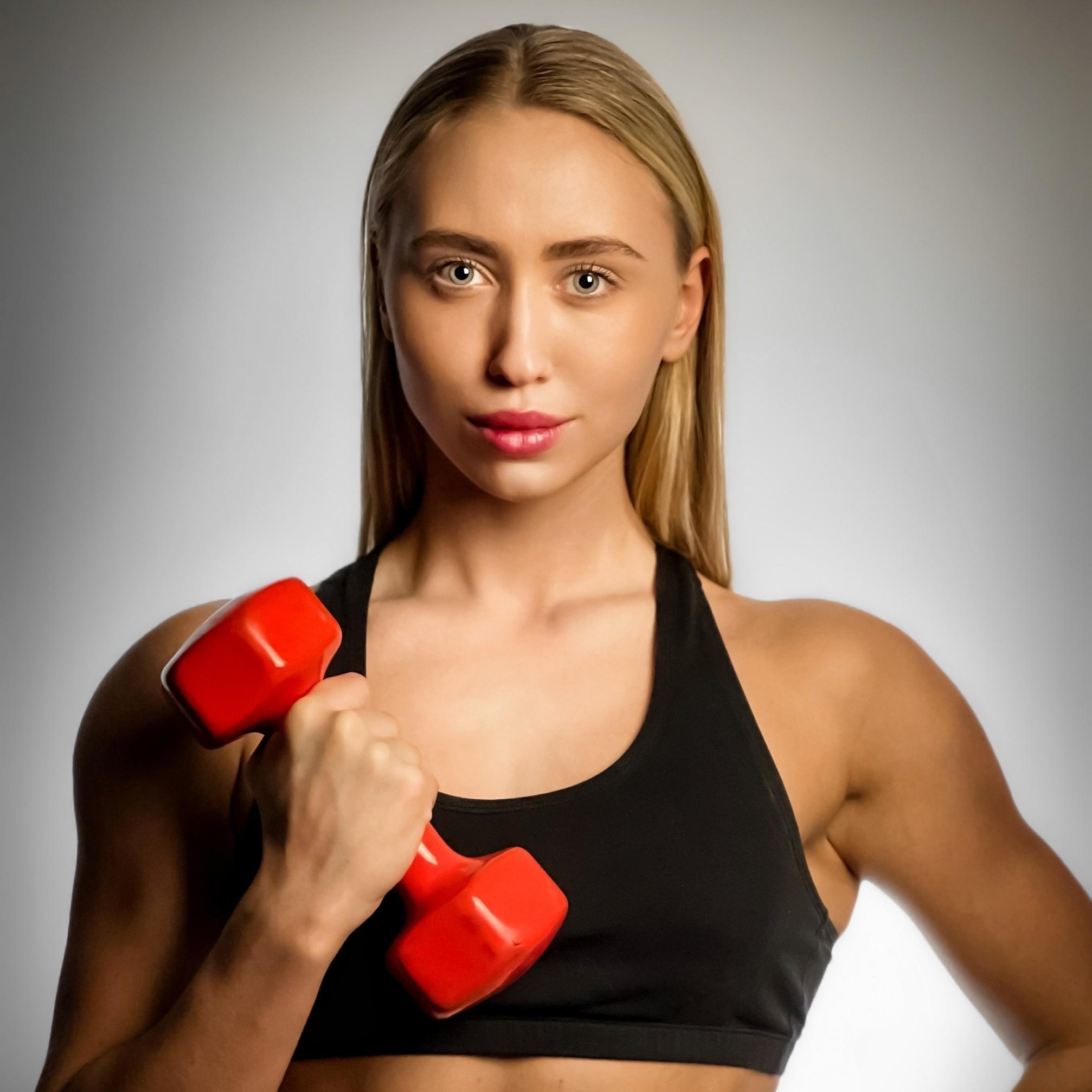 Заретушированное фото с гантелей в руках. Заретушированное фото с гантелей в руках.