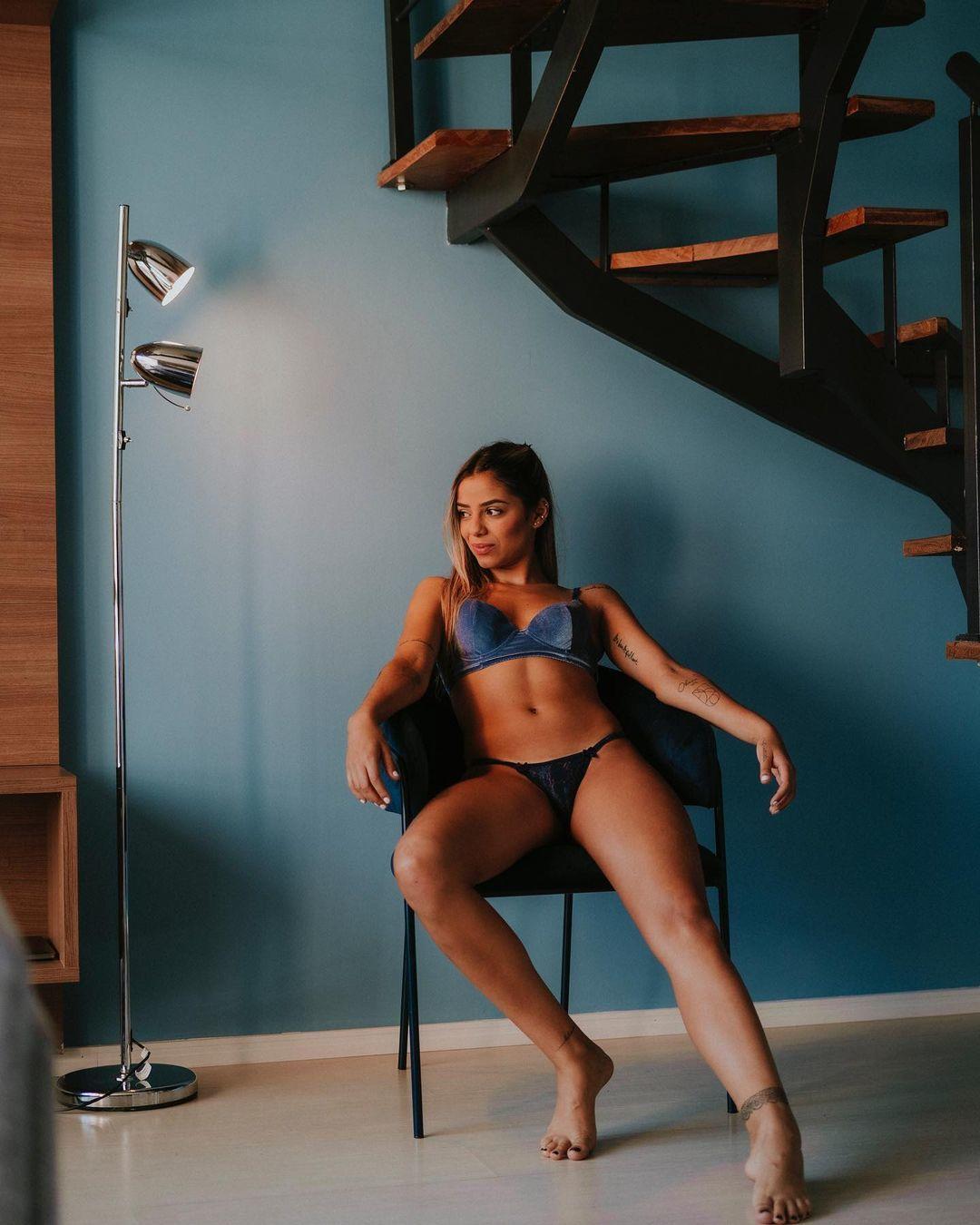 Волейболистка не стесняется позировать голышом на фото Волейболистка не стесняется позировать голышом на фото