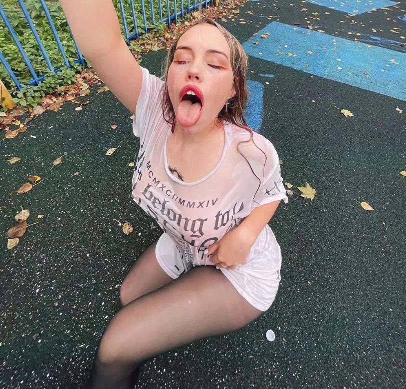 Яркая блондинка по имени Лера привлекает своих подписчиков юмористичными видео в Тик-Токе. Яркая блондинка по имени Лера привлекает своих подписчиков юмористичными видео в Тик-Токе.