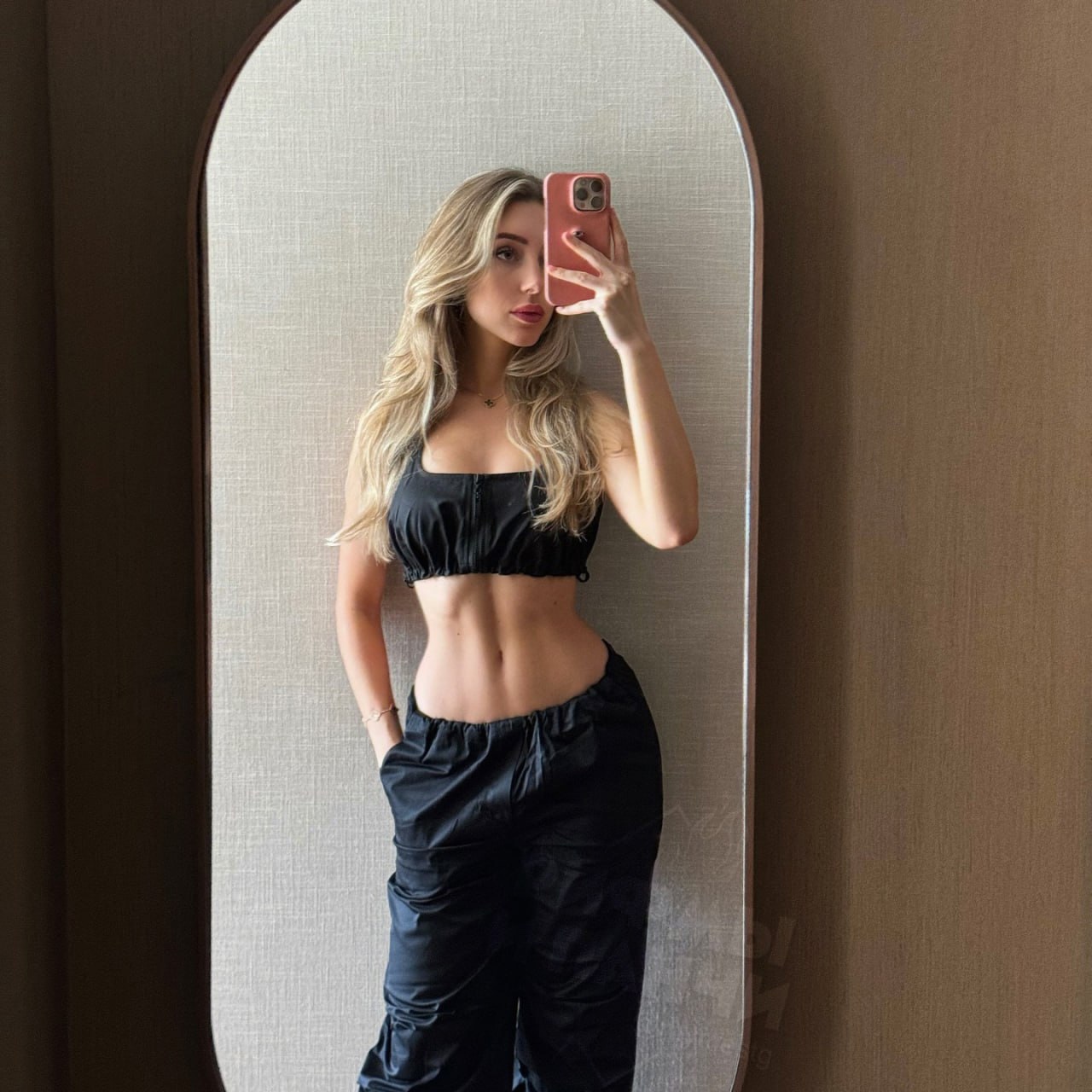 Ещё одно сексуальное селфи блондинки у зеркала.