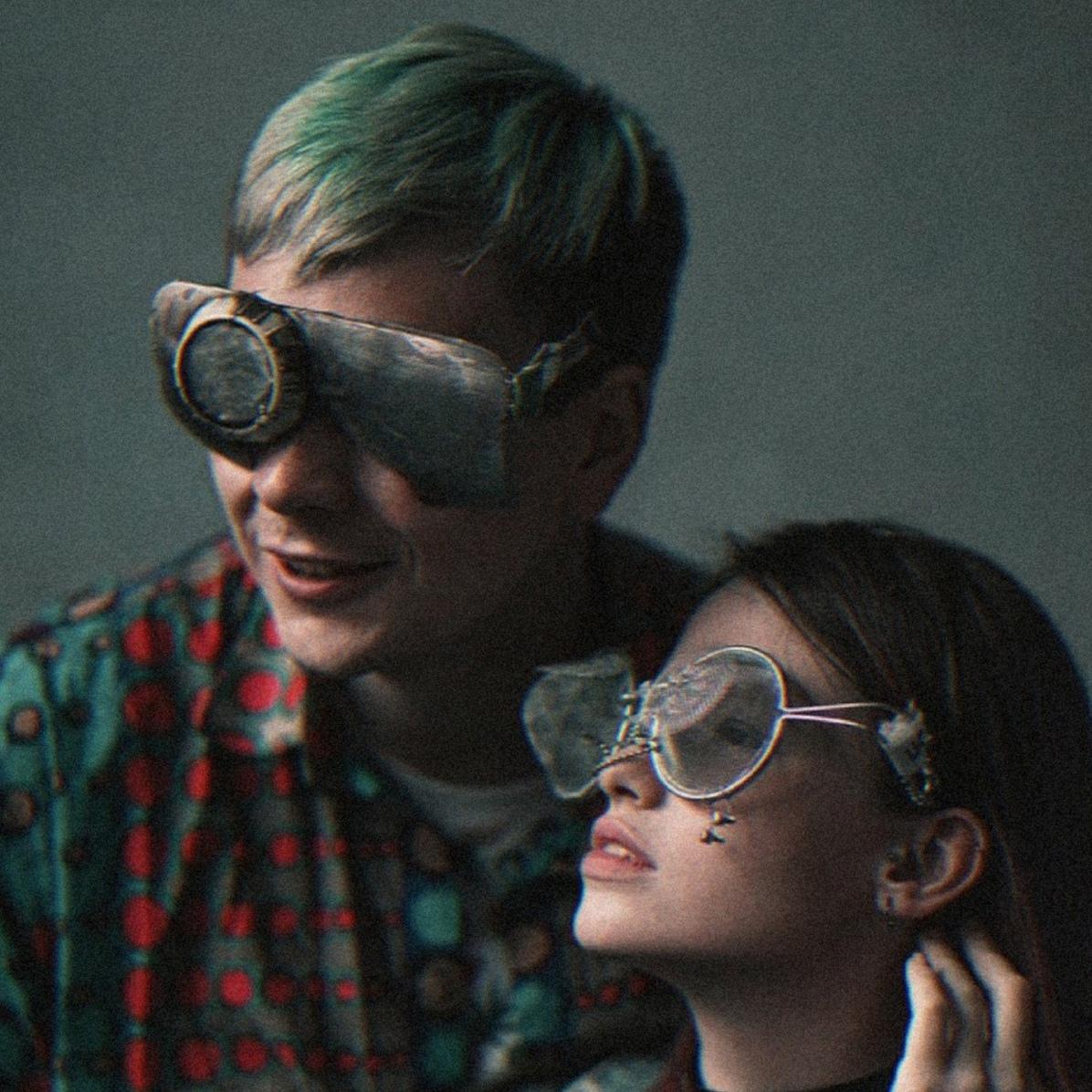 Угарная фотография Саши "Дискотеки" и Слава КПСС в очках. Угарная фотография Саши "Дискотеки" и Слава КПСС в очках.