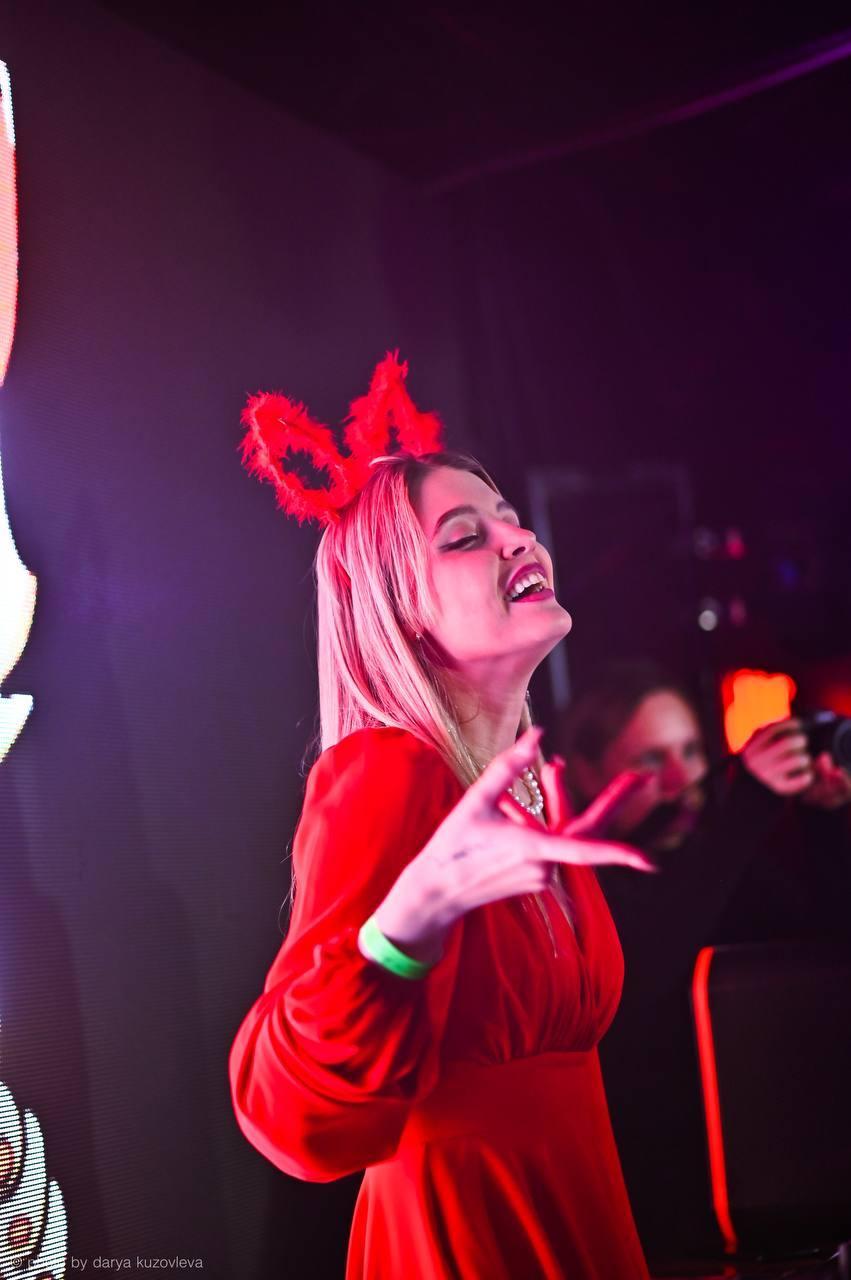 Кошечка маркиза ваймеровна в красном платье и кошачьих ушках.