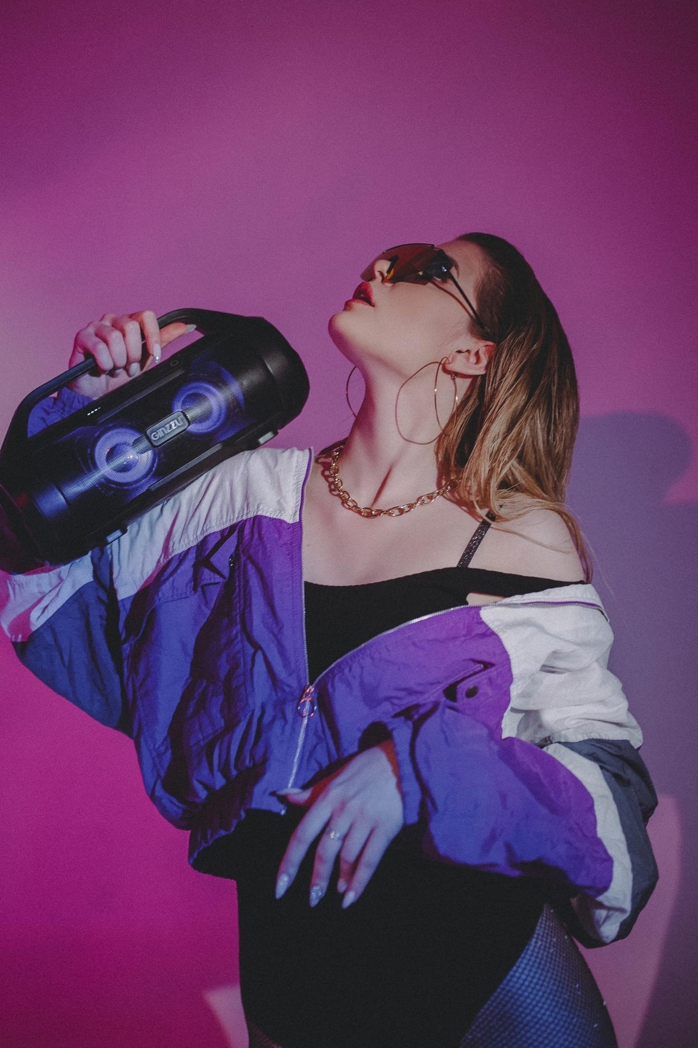 Ретро фотки в стиле 90х с бум боксом.