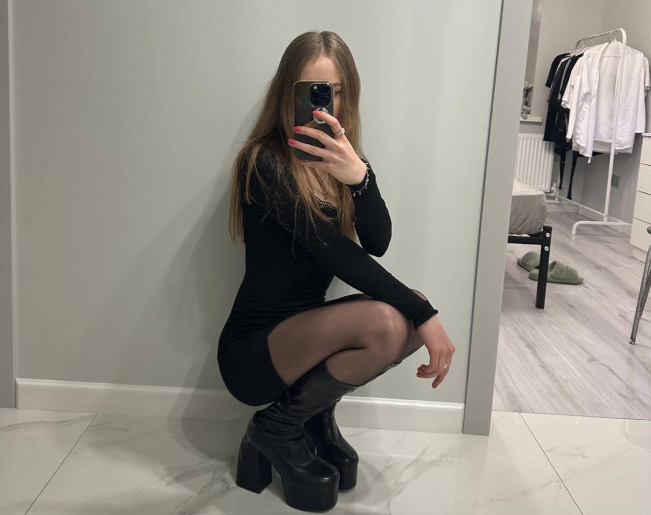 Горячая фотка bloomus в чёрных чулках.