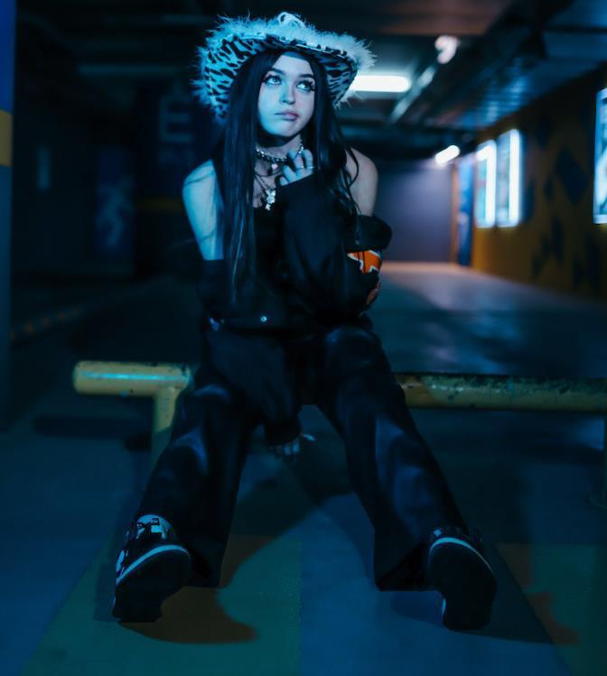 Стильные снимки в ковбойской, смешной шляпе. Стильные снимки в ковбойской, смешной шляпе.