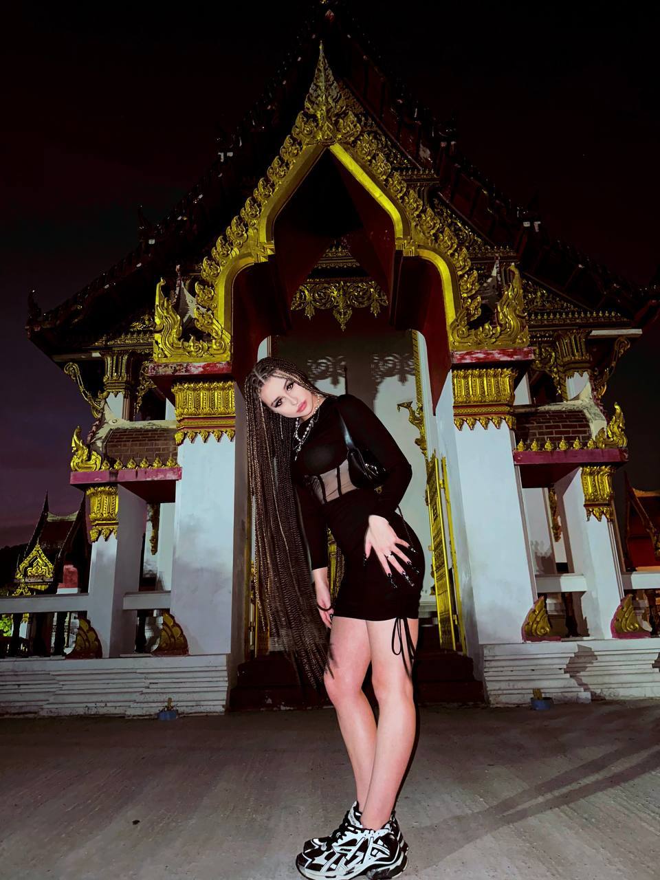 Фотка Эвелин на фоне буддийского храма. Фотка Эвелин на фоне буддийского храма.