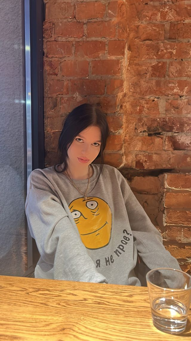 Ульяна на фото на фоне стены в майке "Я не прав?". Ульяна на фото на фоне стены в майке "Я не прав?".