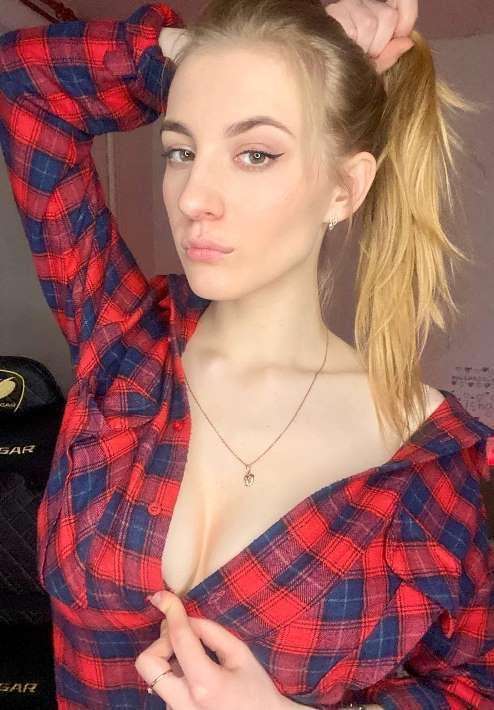 Ещё один откровенный снимок Кати Фэшн в красной клетчатой рубашке.