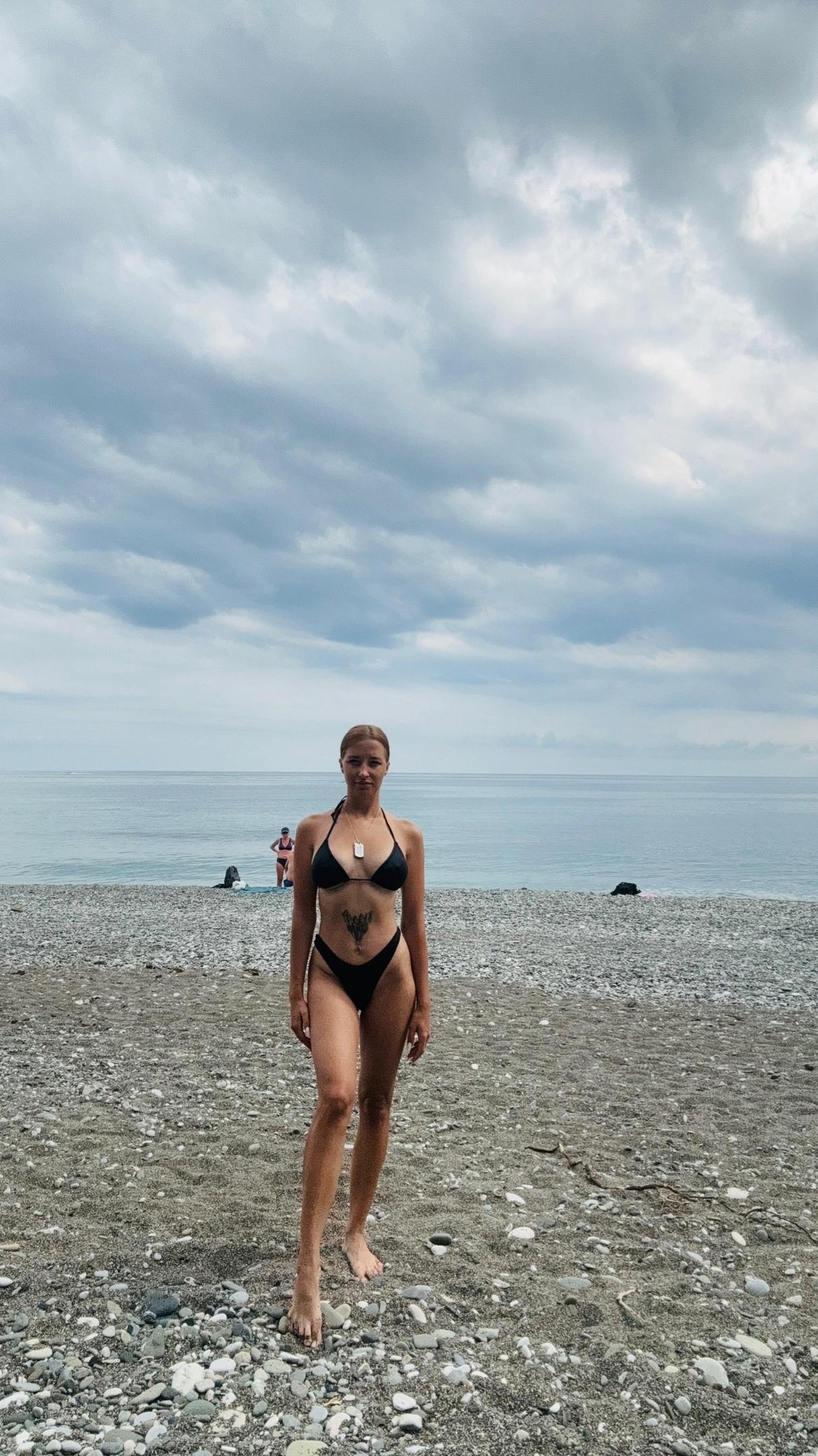 Сексуальная "Тётя Наташа" в чёрном купальнике (нижнем белье) позирует на пляже. Сексуальная "Тётя Наташа" в чёрном купальнике (нижнем белье) позирует на пляже.