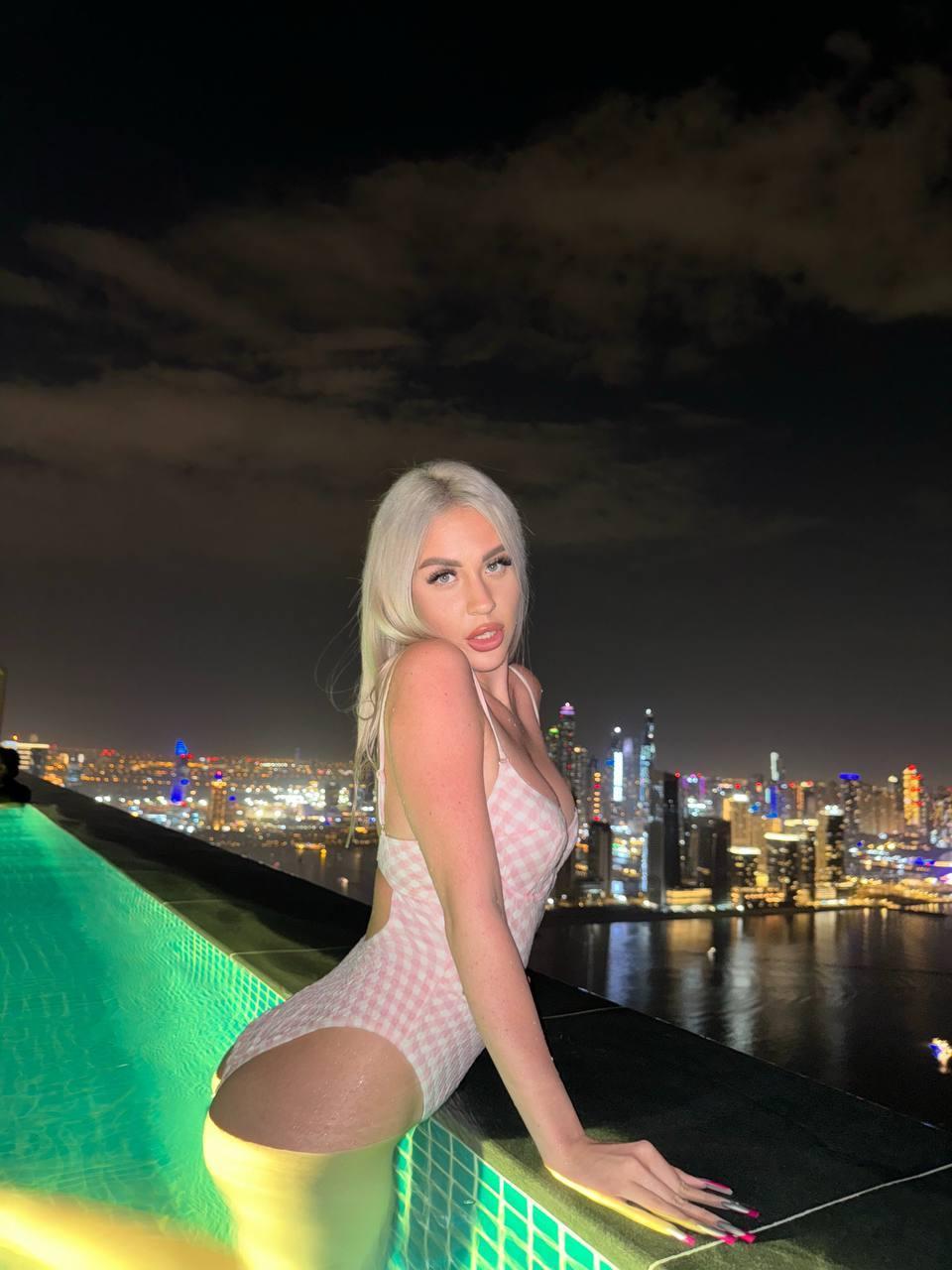 Горячая фотография с Кенели Сайкс в купальнике на фоне ночного города, слитая в сеть. Горячая фотография с Кенели Сайкс в купальнике на фоне ночного города, слитая в сеть.