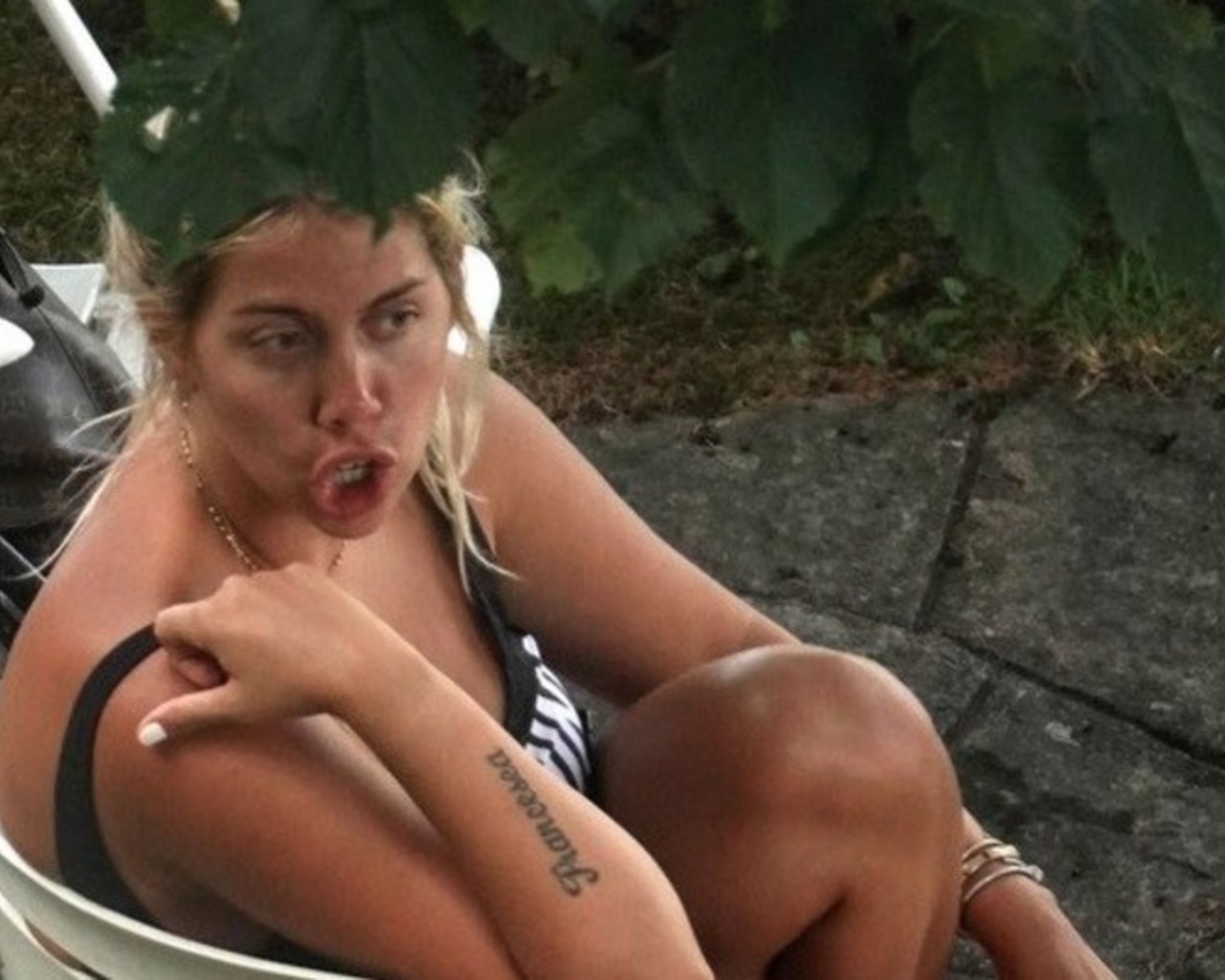 Ванда Нара случайно показала грудь, когда делала селфи, загорая на шезлонге... Ванда Нара случайно показала грудь, когда делала селфи, загорая на шезлонге...