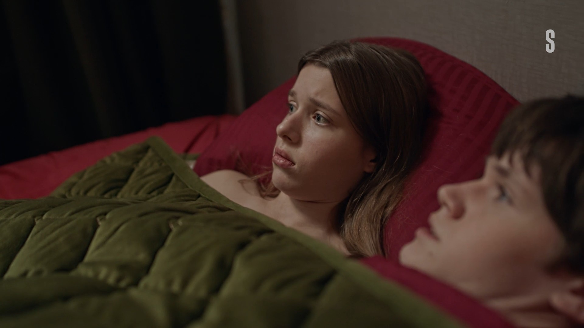 Эро фото с постельной сценой из фильма с Варварой Володиной. Эро фото с постельной сценой из фильма с Варварой Володиной.