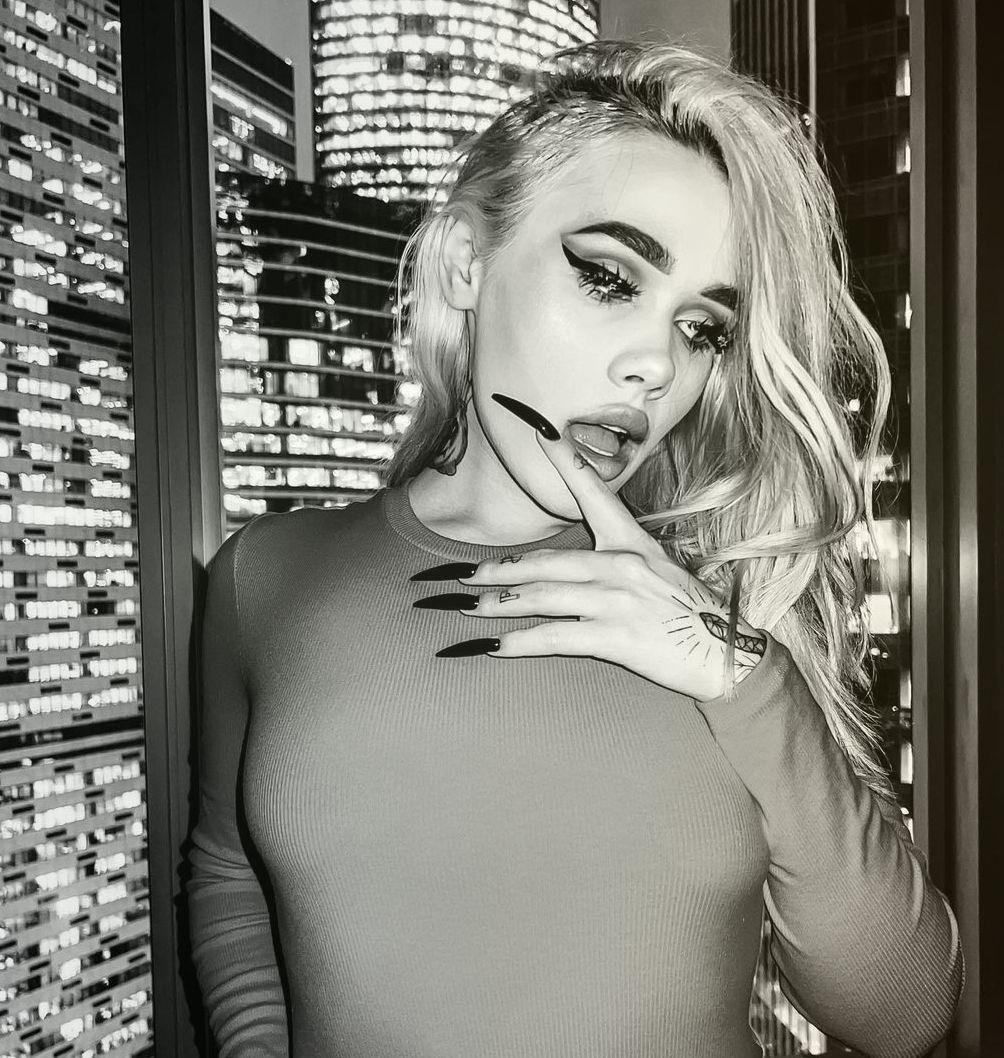 Там она регулярно выкладывает откровенные фото и интимные Там она регулярно выкладывает откровенные фото и интимные