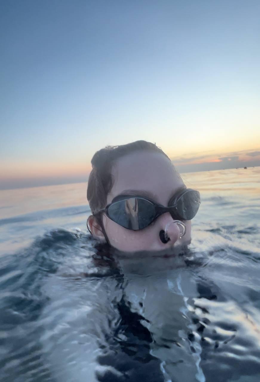 Смешной кадр на котором ютуберша Пупка Анупка плывёт в море с затычкой в носу.