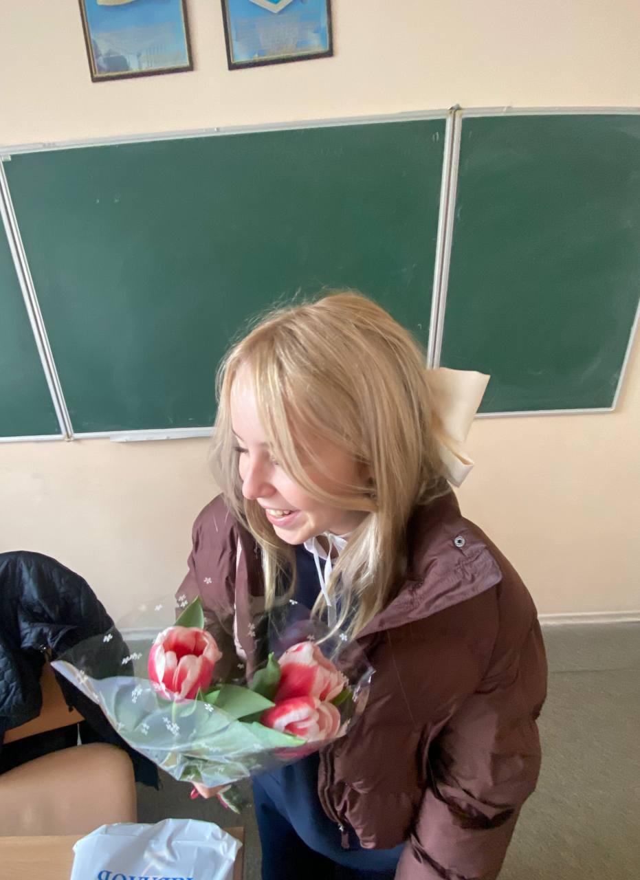 Новая фотка Ксении из телеги с тюльпанами на 8 марта. Новая фотка Ксении из телеги с тюльпанами на 8 марта.